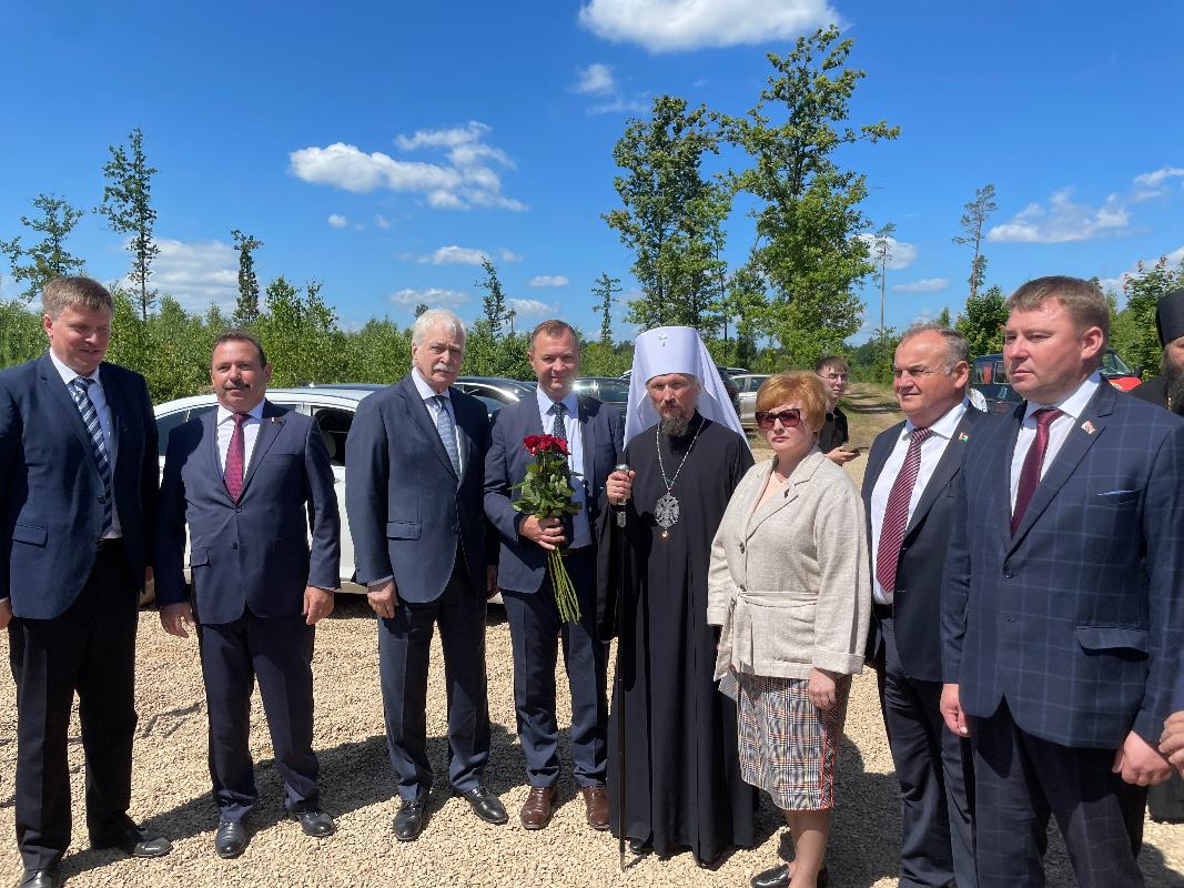 На мемориальном комплексе «Разгром» в Смолевичском районе торжественно открыли скульптуру раненого солдата